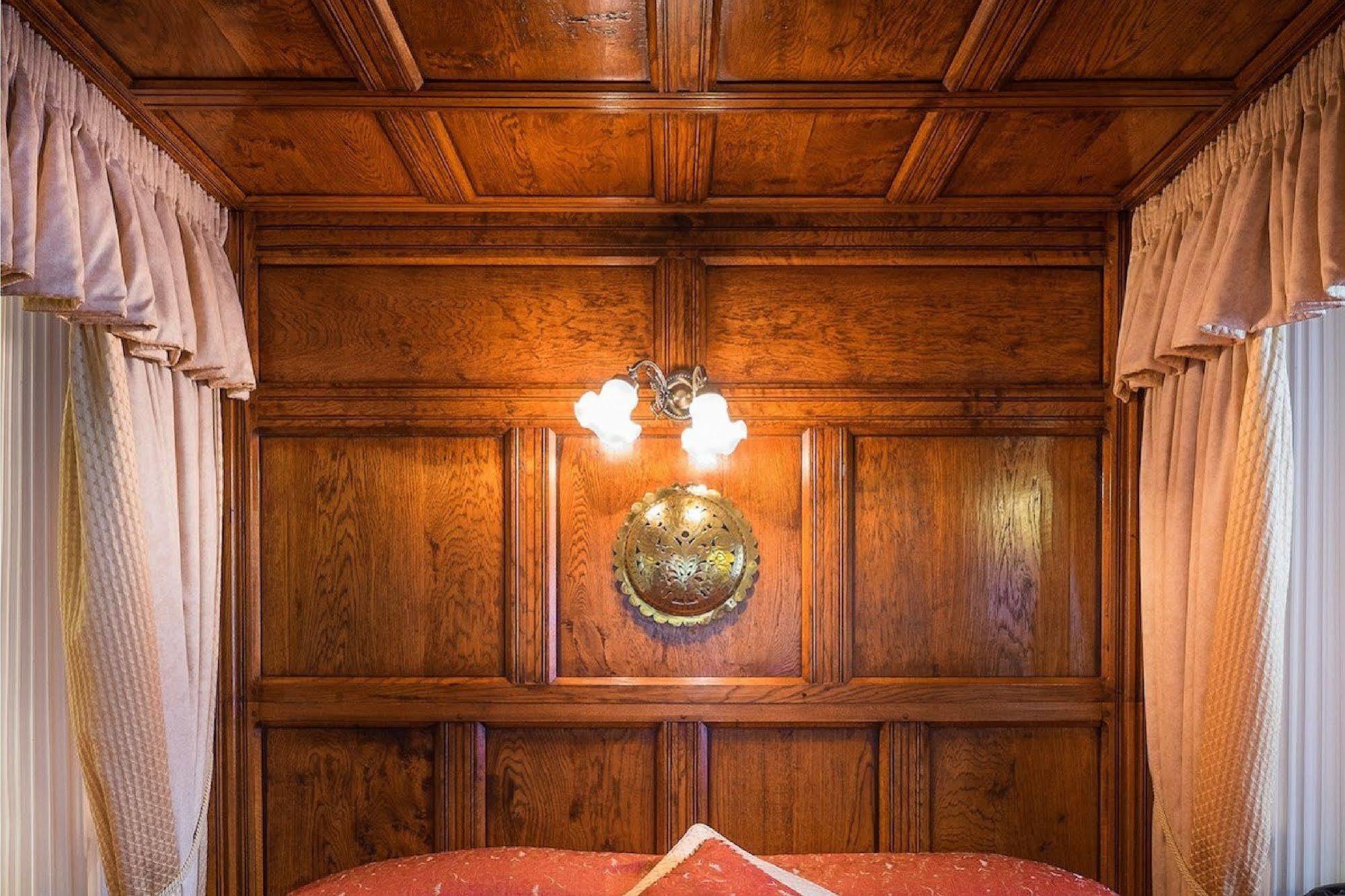 Two Bridges Hotel ภายนอก รูปภาพ